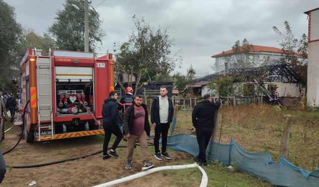 Sakarya'da müstakil evin çatısı yangında kullanılamaz hale geldi