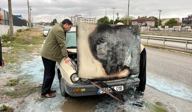 Sakarya'da otomobil yangında hasar gördü