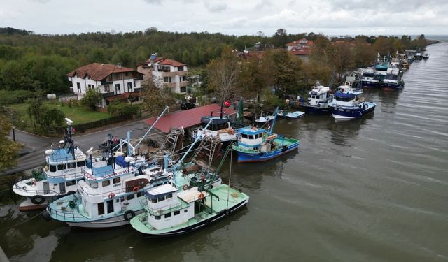 Sakarya'da ters dalga nedeniyle iki balıkçı teknesi battı