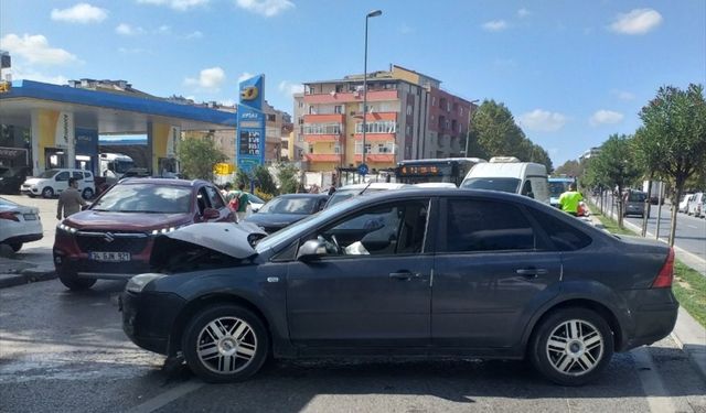 Sancaktepe'de çarpışan 2 otomobilin sürücüleri yaralandı