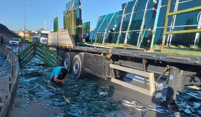 Sancaktepe'de tırdan yola düşen camlar trafiği aksattı