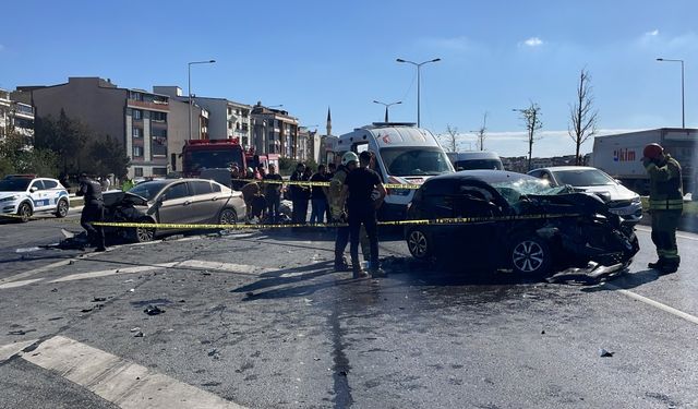 Sultangazi'de 2 otomobilin çarpıştığı kazada 6 kişi yaralandı