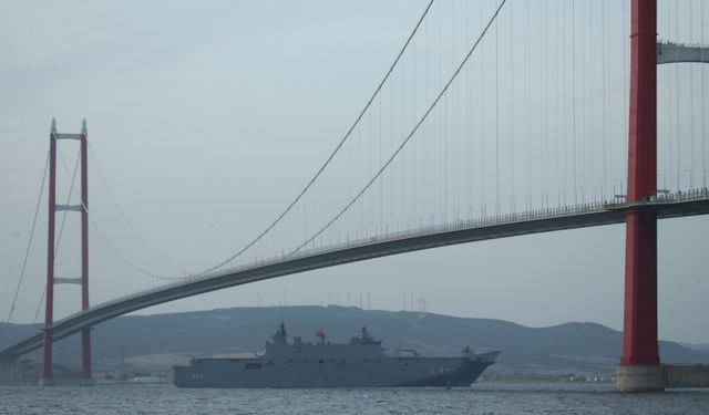 TCG Anadolu Çanakkale Boğazı'ndan geçti