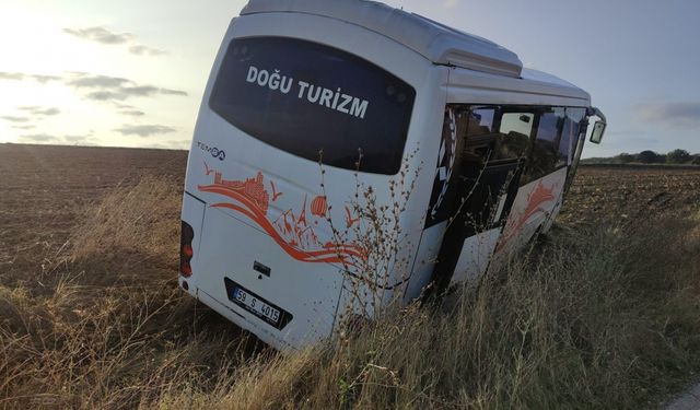 Tekirdağ'da lastiği patlaması nedeniyle yoldan çıkan servisteki 3 işçi yaralandı