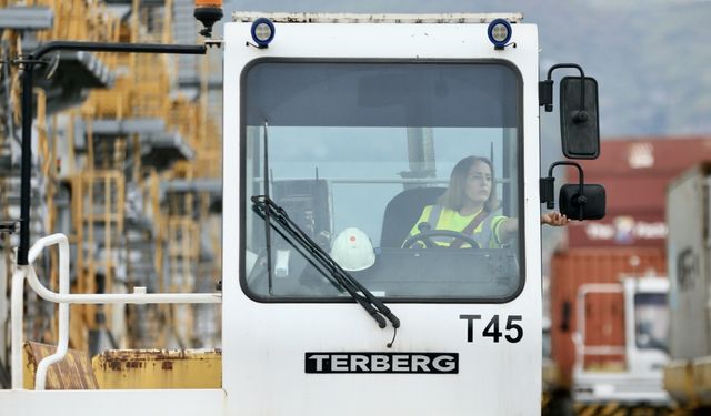 Temizlik görevlisi olarak başladığı limanda tonlarca ağırlıktaki yükleri taşıyor