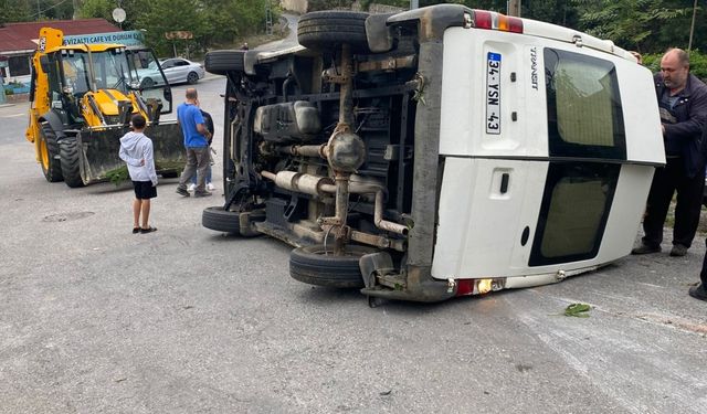 Ümraniye'de manevra yaparken devrilen panelvanda hasar oluştu