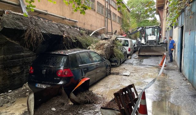 Zeytinburnu'nda çöken istinat duvarı araçlara zarar verdi