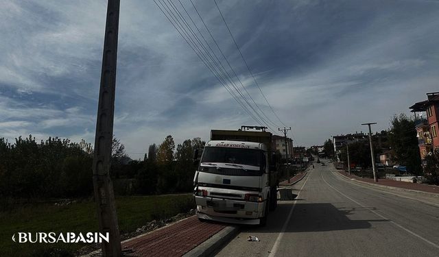 Isparta Aksu'da Freni Boşalan Kamyon Direğe Çarptı: Maddi Hasar Meydana Geldi