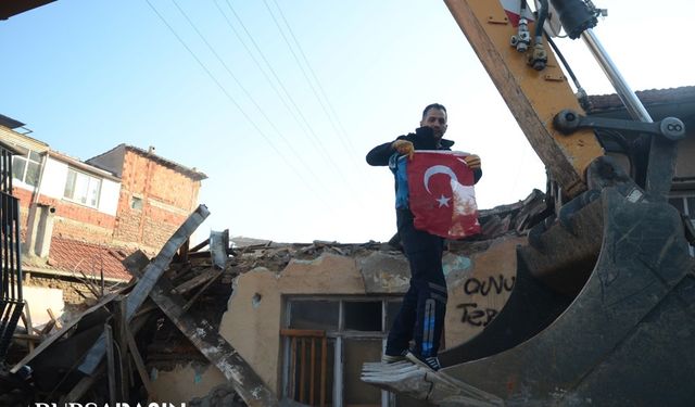 Osmangazi'de İş makinesi operatörünün bayrak hassasiyeti 