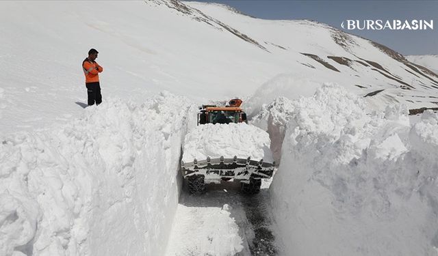 Van-Bahçesaray Kara Yolu Karabet Geçidi'nde Kar Kalınlığı Artıyor