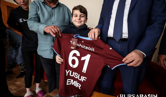 Biber Gazı Saldırısına Uğrayan İlkokul Öğrencisine Trabzonspor Forması Hediye