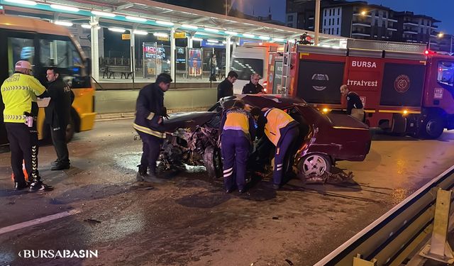 Bursa'da Bursaray Duvarına Çarpan Otomobilde İki Kişi Yaralandı