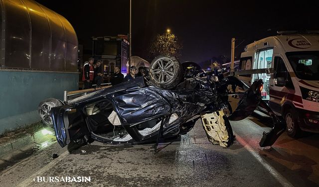 Osmangazi'de Bursaray Duvarına Çarpan Araçta Bir Ölü, Üç Yaralı