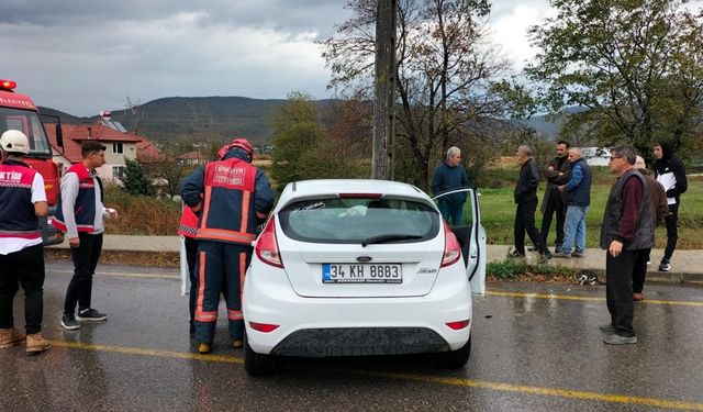 Akyazı'da aydınlatma direğine çarpan otomobildeki 6 kişi yaralandı