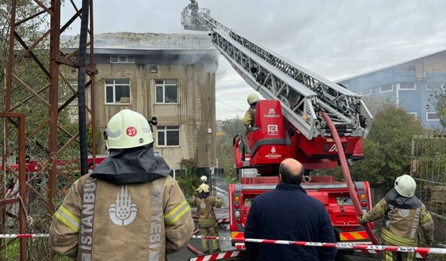 Arnavutköy'de bir fabrikada çıkan yangına müdahale ediliyor