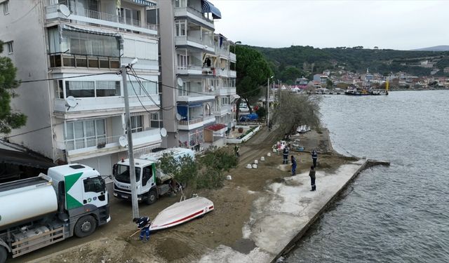 Bursa'nın sahil bandında hafta sonu etkili olan fırtınanın izleri siliniyor