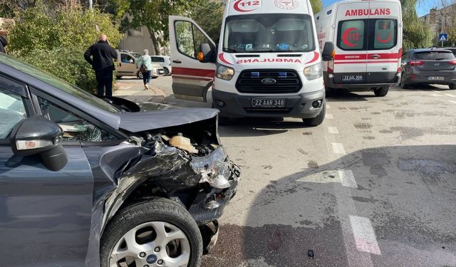 Edirne'de iki otomobilin çarpıştığı kazada 2 kişi yaralandı