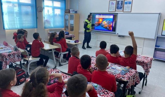 Edirne'de jandarma öğrencilere trafik eğitimi verdi