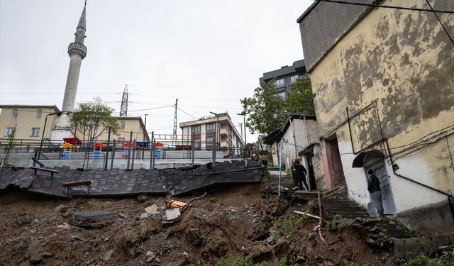 İstanbul'da yağış ve fırtına hayatı olumsuz etkiliyor