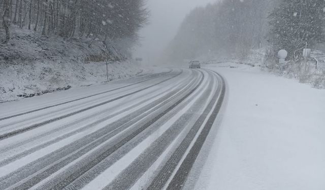 Kar nedeniyle ağır araç trafiğine kapatılan İnegöl-Domaniç yolu açıldı