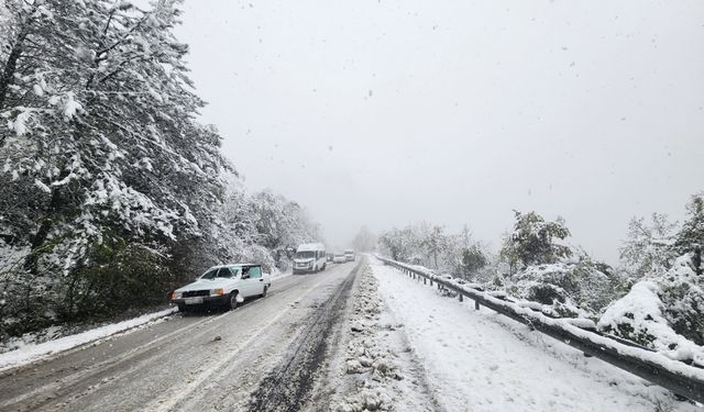 Kar yağışı Orhaneli-Bursa kara yolunda ulaşımda aksamalara neden oluyor