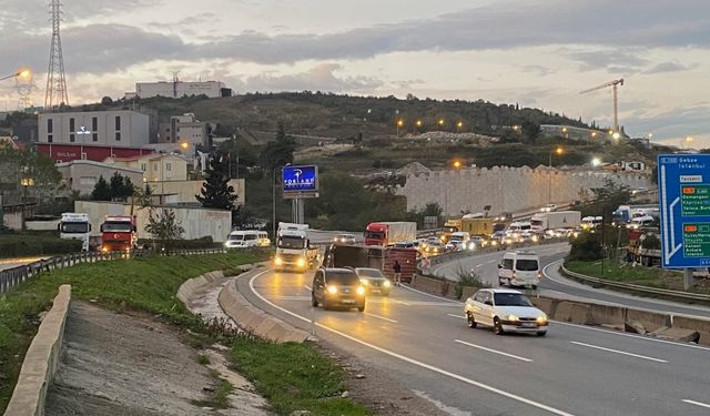 Kocaeli'de kara yolunda tırdan düşen konteyner ulaşımı aksattı