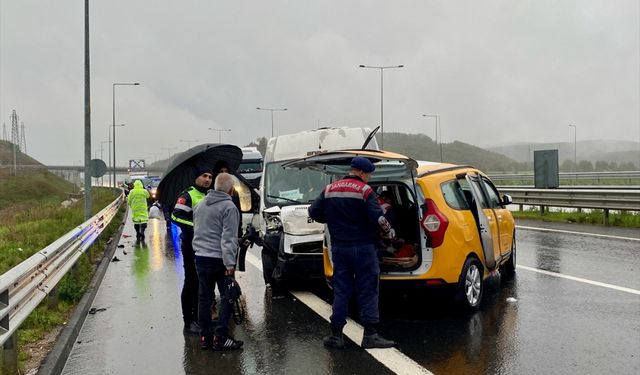 Kocaeli'deki trafik kazasında 13 kişi yaralandı