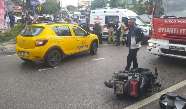 Maltepe'de taksiyle çarpışan motosikletin sürücüsü yaralandı