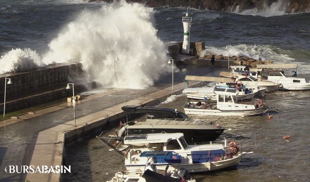 Antalya'da Fırtına ve Dev Dalgalar: Bir Tekne Batırıldı, Ulaşımda Aksamalar