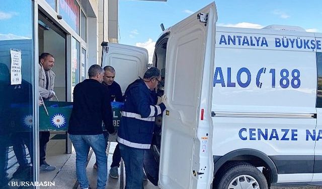 Antalya'da Trafik Kazasında Otomobil Dükkan Duvarına Çarptı: 2 Genç Hayatını Kaybetti