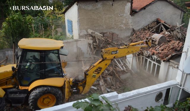 Osmangazi Belediyesi, Muradiye Mahallesi'nde Tehlikeli Metruk Binayı Yıktı