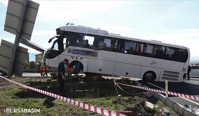 Denizli Çardak'ta Turist Otobüsü ile Otomobil Çarpıştı: 30 Yaralı