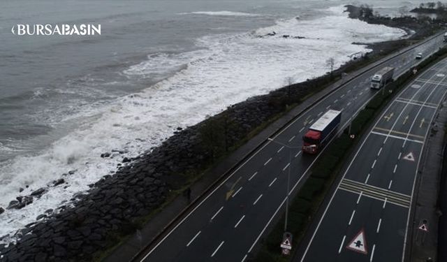 Rize'de Fırtına ve Dev Dalgalar Karadeniz Sahil Yolu'nu Felç Etti