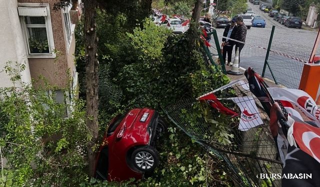 Üsküdar'da Otomobil 4 Katlı Binanın Bahçesine Düştü: Bir Yaralı Var