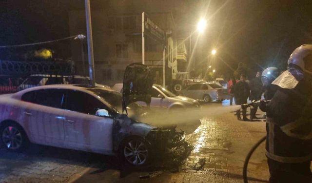 Adana’da galeri önündeki otomobil kundaklandı