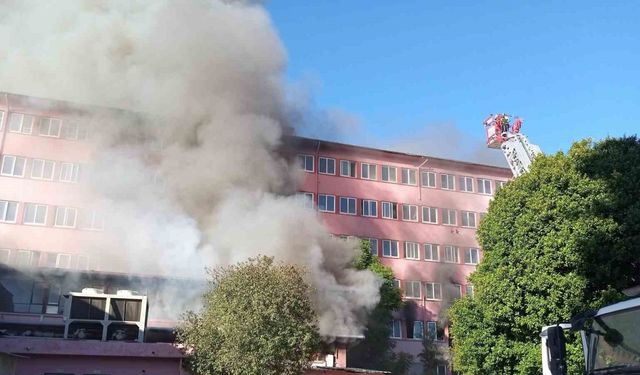 Adana’daki yangın devam ediyor, işçiler kurtarıldı