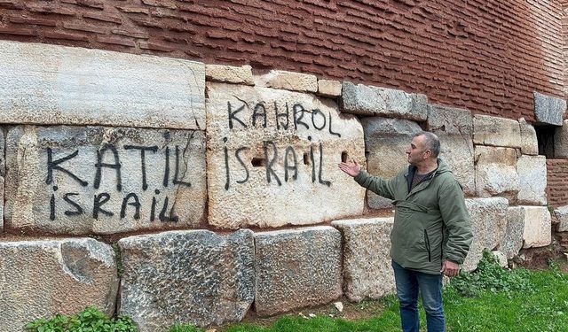 (Özel) Trajikomik protesto...2 bin yıllık surlara İsrail’in zulmünü kazıdılar