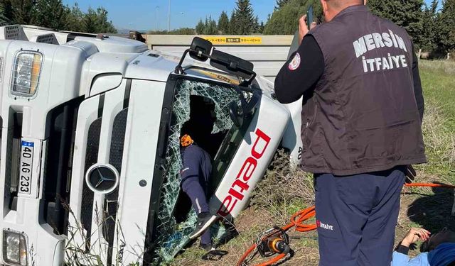 Tarsus’ta tır devrildi: 1 yaralı