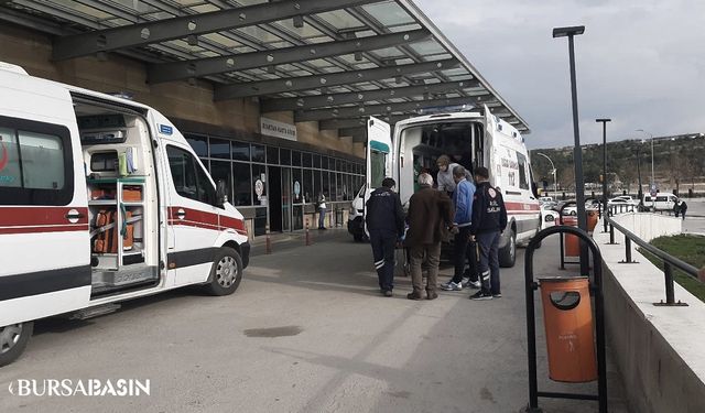 Ağrı'da Servis Minibüsü ve Kamyonet Çarpıştı: 20 Lise Öğrencisi Yaralı