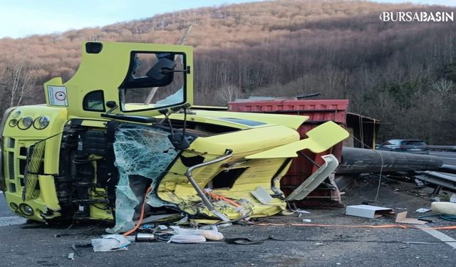 Bursa'da Boru Yüklü Tır Devrildi: Bir Yaralı Var