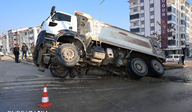 Elazığ'da Yol Çöktü: Kamyon 3 Metrelik Çukura Düştü