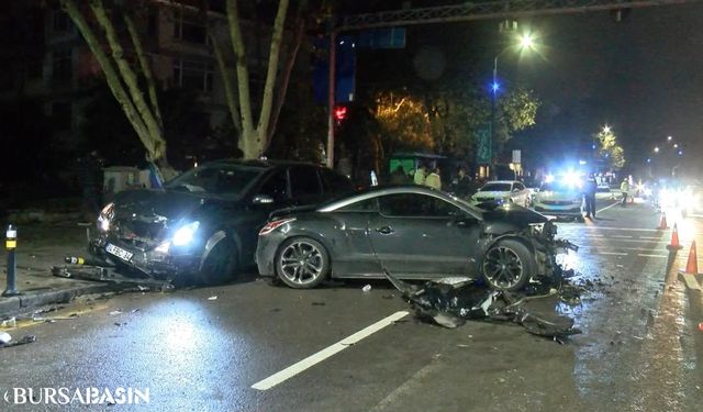 Kadıköy'de Alkollü Sürücü Kırmızı Işıktaki Araçlara Çarptı, Ağır Yaralandı