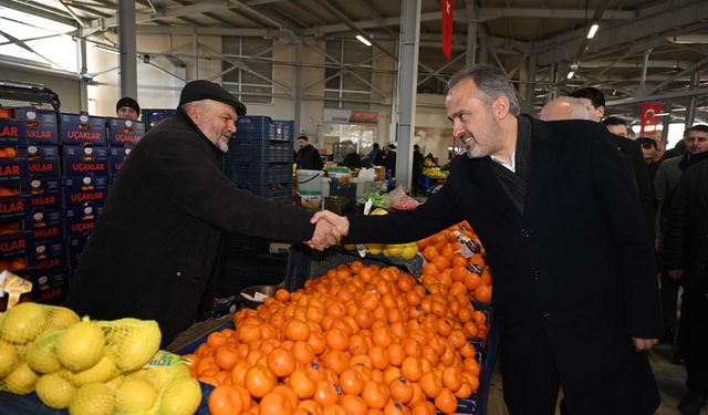 Bursa Büyükşehir Başkanı Alinur Aktaş, Yenişehir'de Pazarcılarla Buluştu