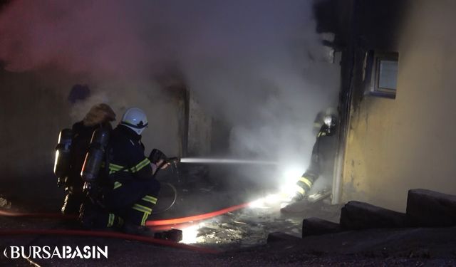 Bursa'da 4 Katlı Binanın Bodrum Katındaki Yangın Hızla Söndürüldü