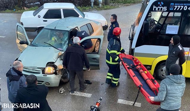 İnegöl'de Halk Minibüsü ile Otomobil Çarpıştı: 1 Yaralı