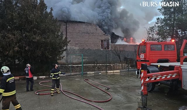 Diyarbakır'da Depo Yangını Kontrol Altına Alındı