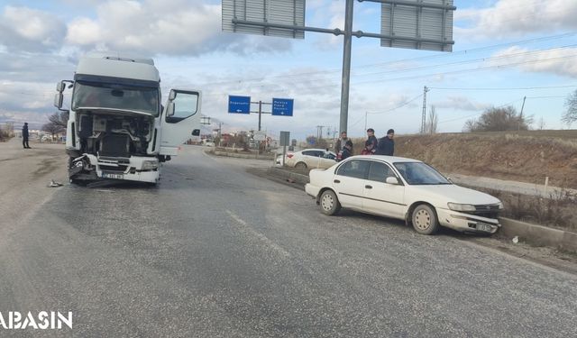 Malatya'da Trafik Kazası: Kamyon ve Otomobil Çarpıştı, 1 Yaralı