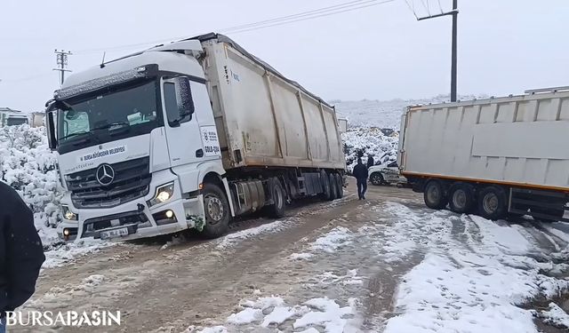 Bursa'da Kar Engeline Takılan Tırlar!