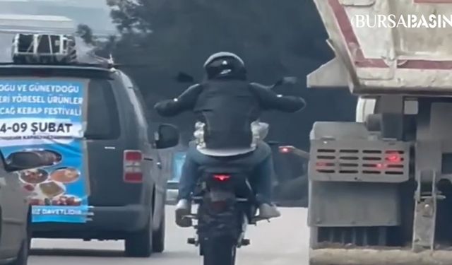 Tehlikeli Motosiklet Şovu: Trafiği Tek Teker Tehlikeye Attı!