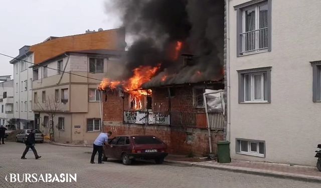 Bursa İnegöl'de 2 Katlı Bina Alev Aldı: 2 Kişi Hastaneye Kaldırıldı